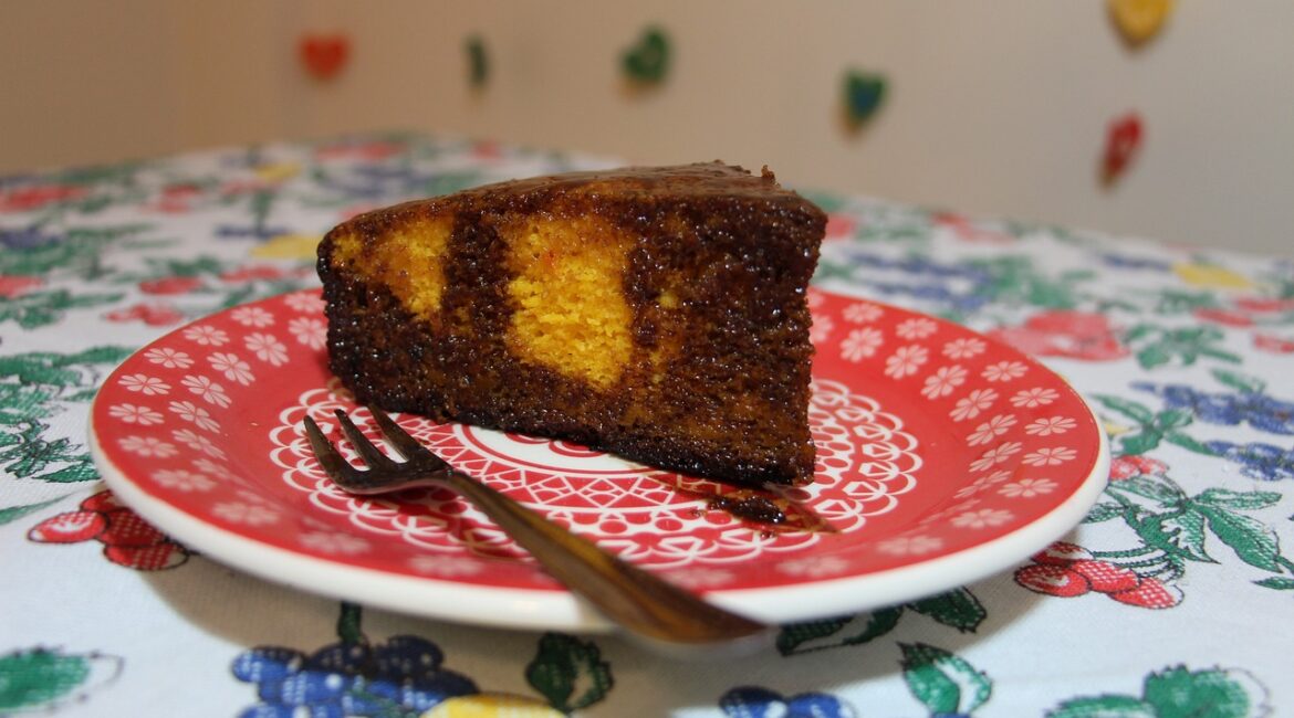 Bolo de cenoura com cobertura de chocolate durinha