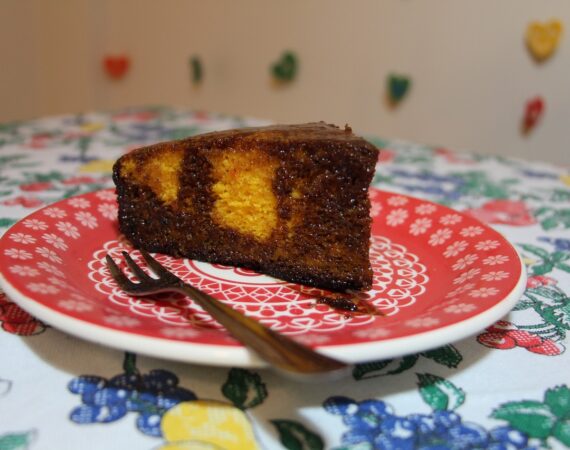 Bolo de cenoura com cobertura de chocolate durinha