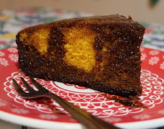 Bolo de cenoura com cobertura de chocolate durinha