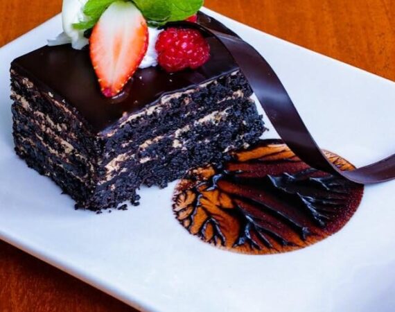 bolo de chocolate recheado de morango
